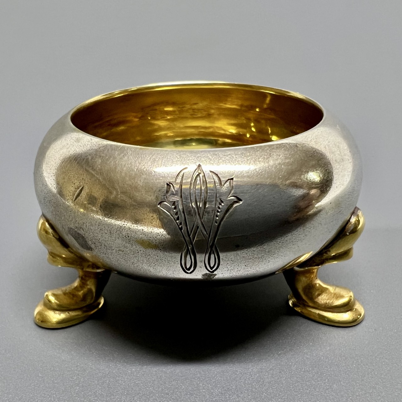 Серебряная солонка