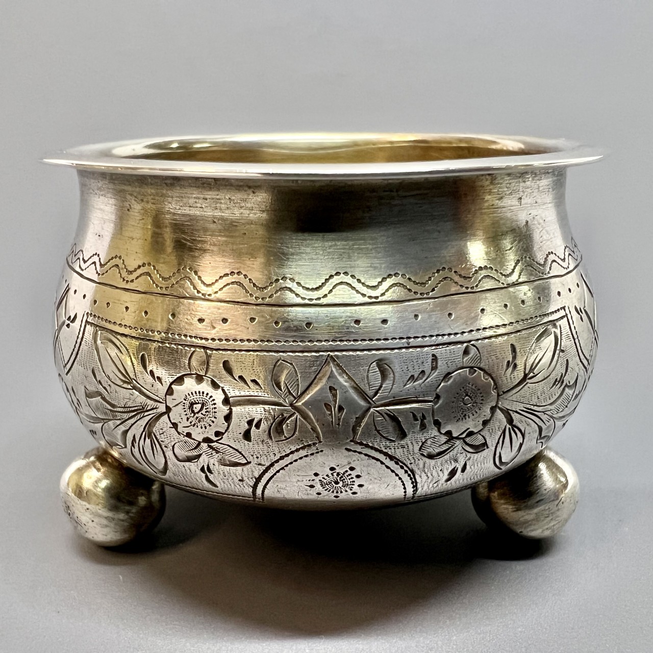 Старинная серебряная солонка