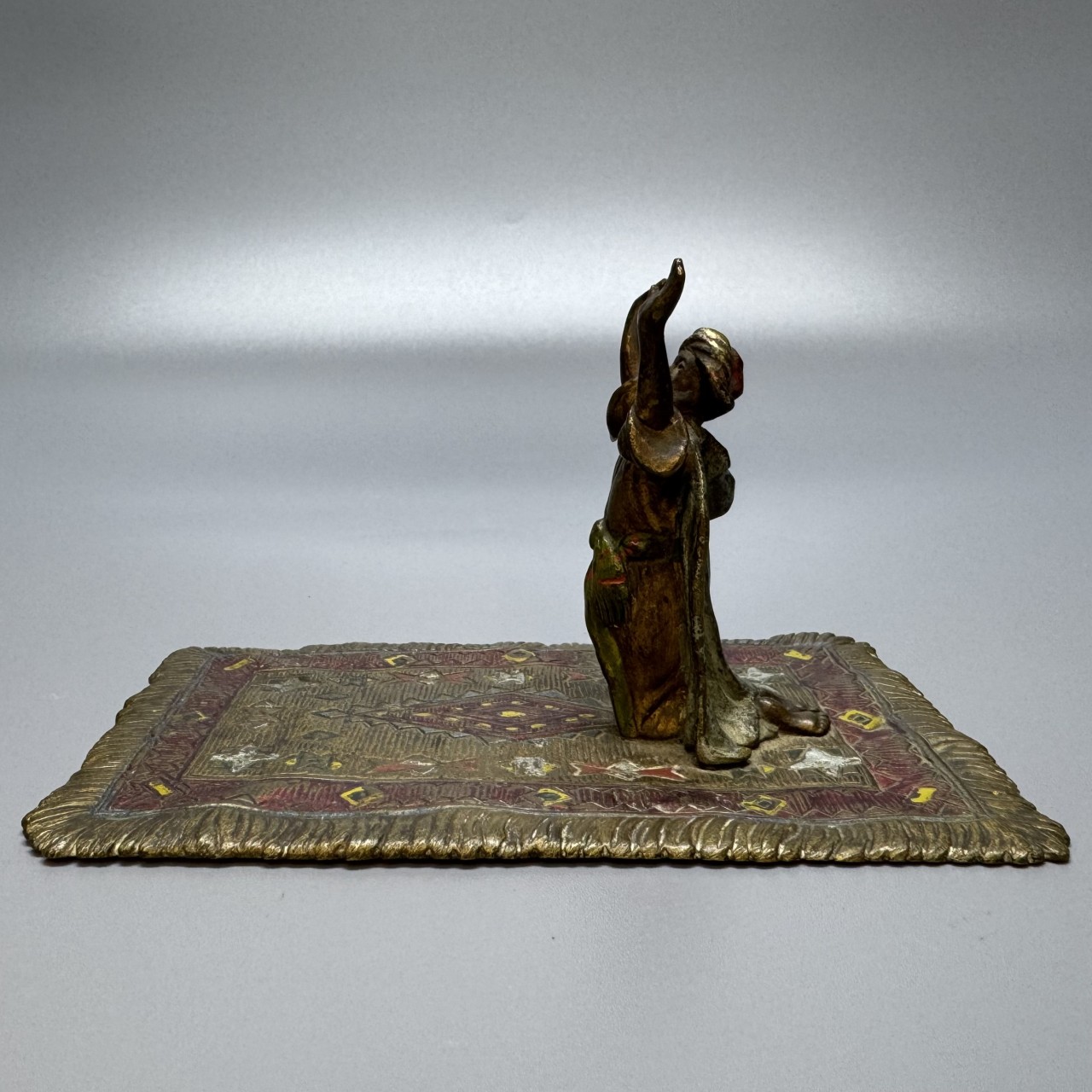 Фигура «Молящийся араб»