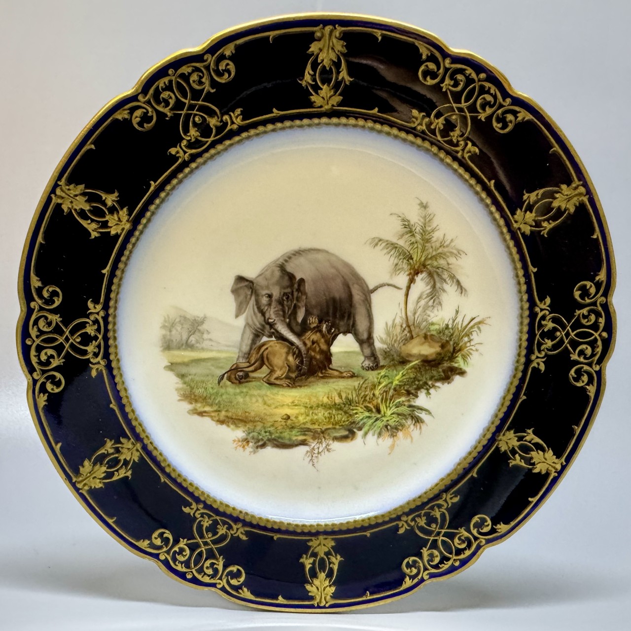 Тарелка декоративная «Схватка слона и льва»