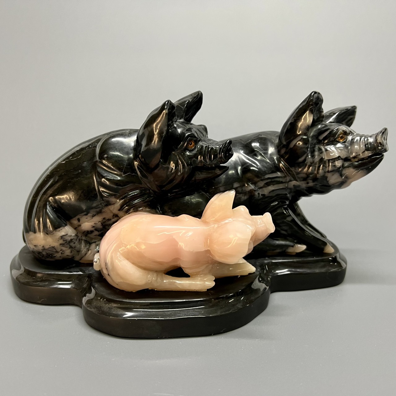 Скульптурная композиция «Семья свиней»