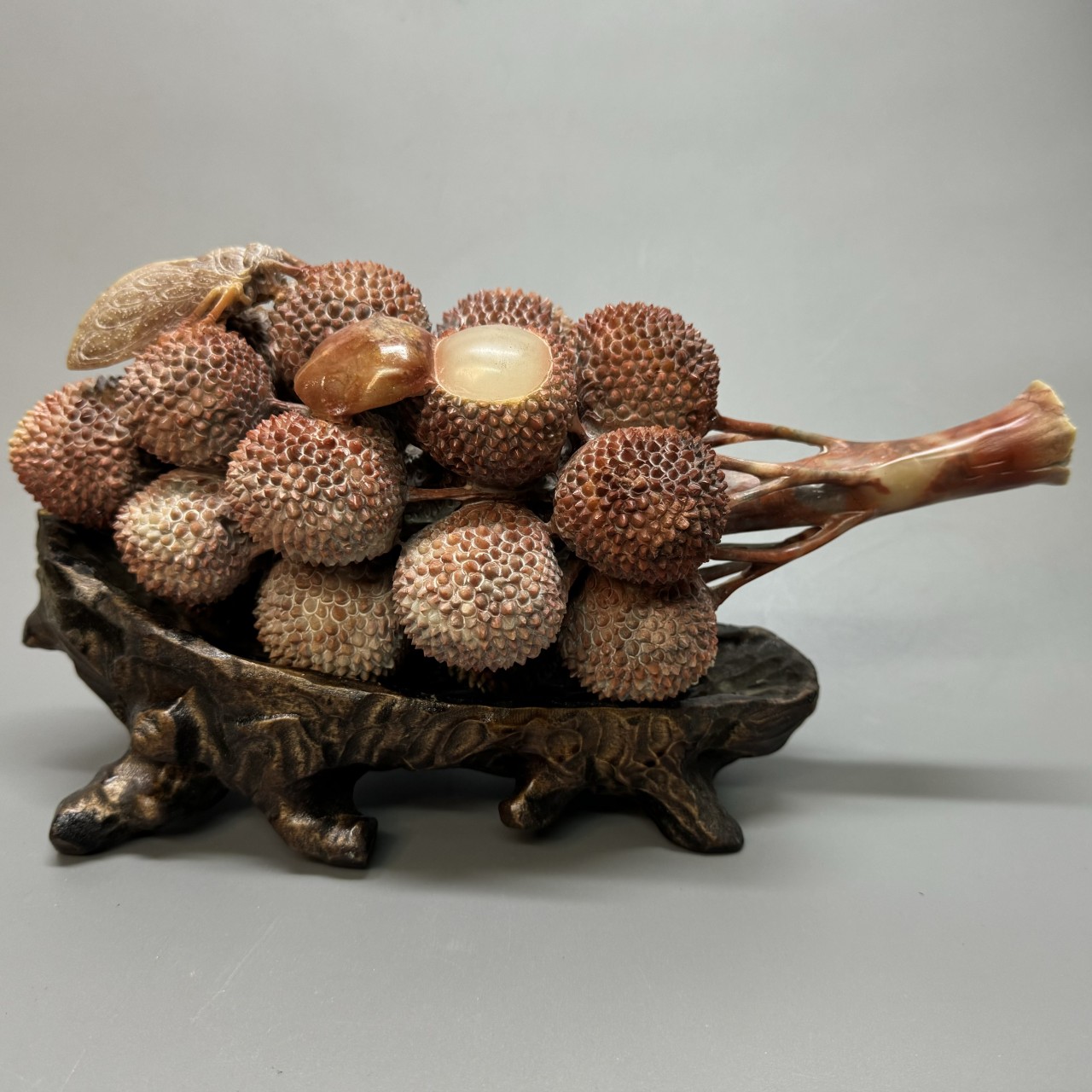 Скульптурная композиция «Личи китайское и цикада»