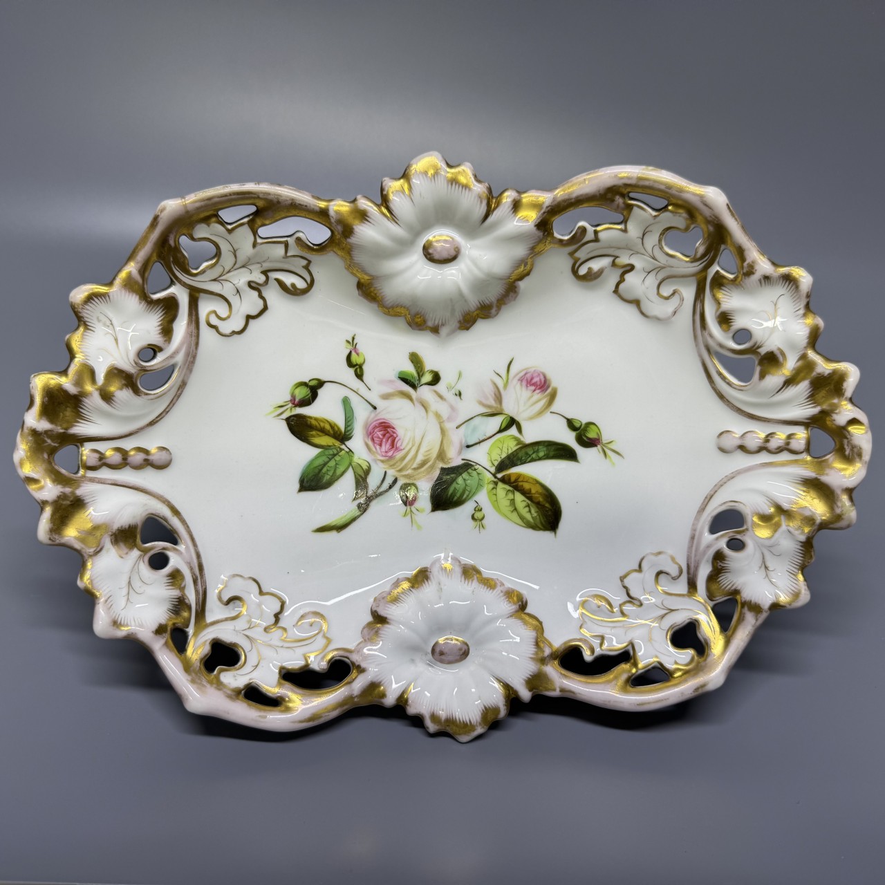 Антикварная сухарница «Розы»