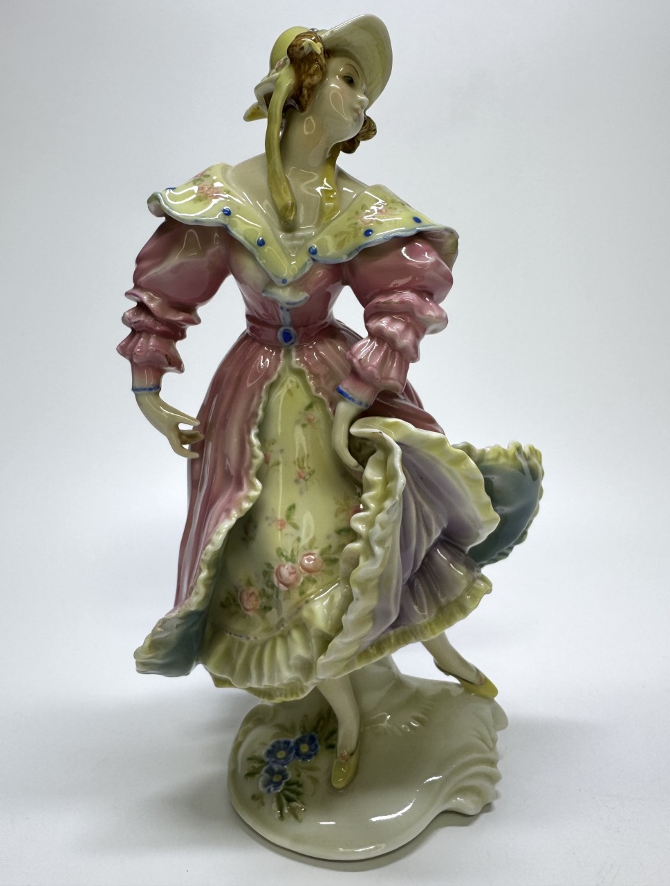 Скульптура «Танцующая девушка»