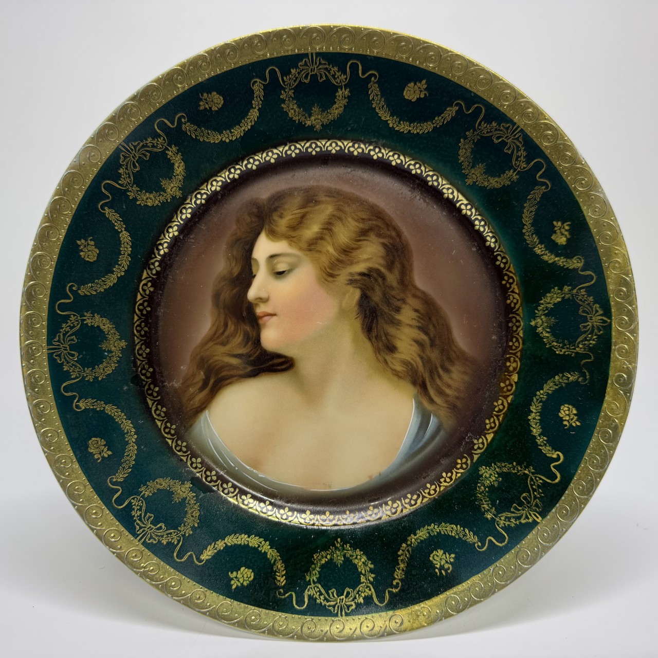 Тарелка декоративная «Молодая девушка»