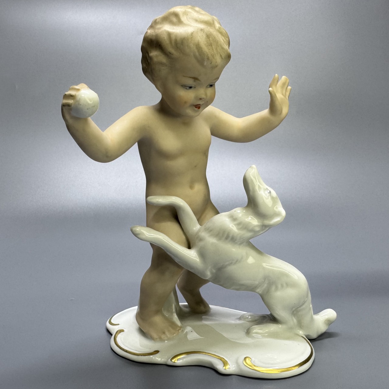 Фигура «Путти, играющий с собакой»