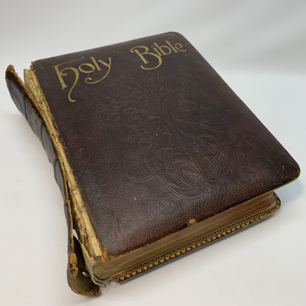 Огромная библия. Holy Bible